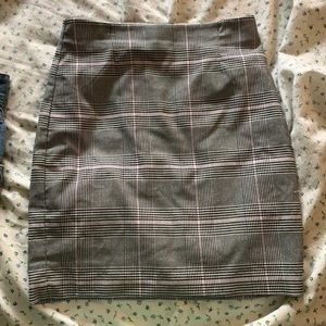 Adorable plaid business/pencil skirt ! Form fitting
